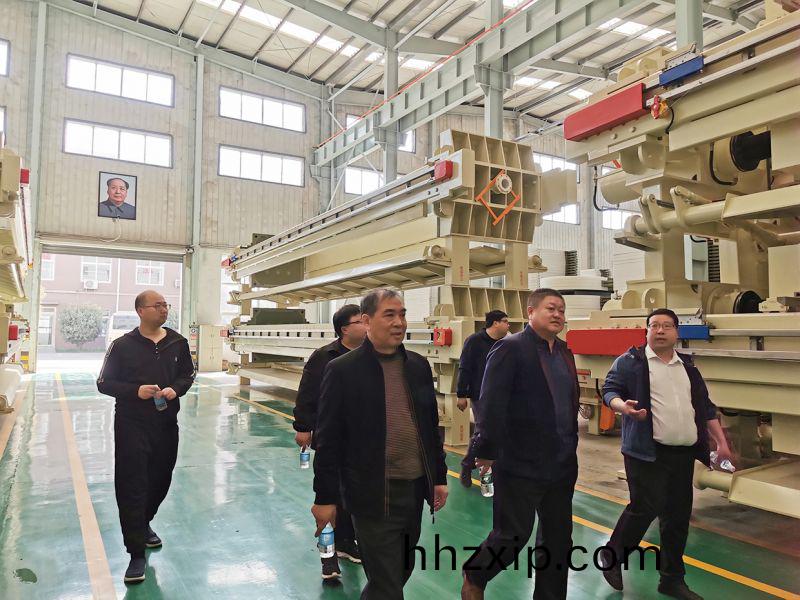 熱(re)烈(lie)歡(huan)迎吉(ji)林郃作商王(wang)總(zong)親(qin)臨萬川(chuan)環保(bao)  到(dao)我(wo)司(si)工廠蓡(shen)觀(guan)