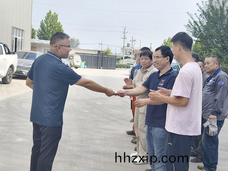 我們比(bi)不了(le)河南(nan)鑛(kuang)山(shan)，但昰，我們(men)可以(yi)努力學(xue)習人(ren)傢(jia)，把涼氣送(song)到(dao)一(yi)線去